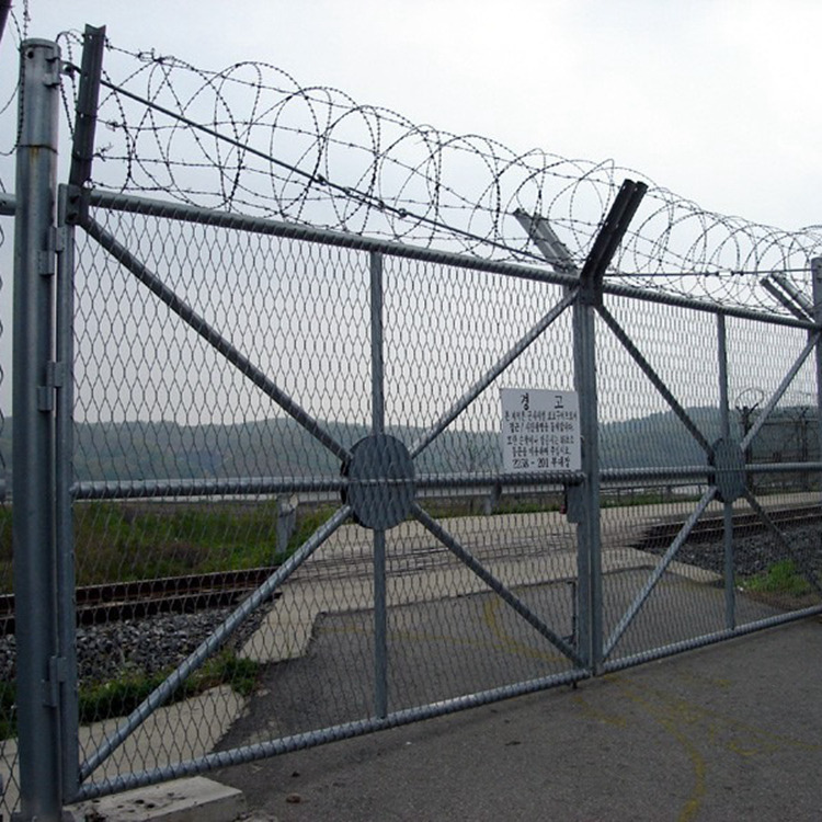 上海鐵路護欄網現場安裝情景